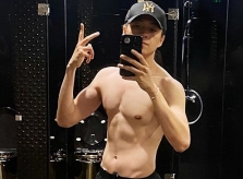 Ảnh sao 28/5: Ngô Kiến Huy khoe body 6 múi
