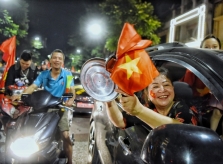 Muôn kiểu ăn mừng của người hâm mộ Hà Nội