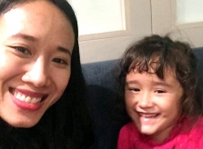 Người mẹ Việt đoàn tụ với con gái sau 4 năm sang Pháp kiện đòi