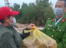 Người Sơn Lôi 'tiếp tế' cán bộ trực chốt