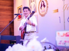Chồng 'soái ca' khoe tài đàn hát trong tiệc sinh nhật quý bà Thu Hương