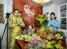 Nguyễn Hồng Nhung cúng Tổ nghề muộn tại nhà