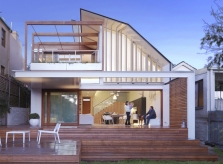 Muốn nhà ấm hay mát, gia chủ Australia bấm điện thoại đóng mở mái