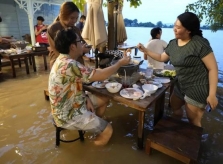 Nhà hàng đông khách vì phục vụ đồ ăn trong nước lũ