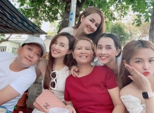 Ảnh sao 9/3: Nhã Phương rạng rỡ bên gia đình