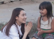 Nhã Phương thăm trẻ nghèo Tây Nguyên