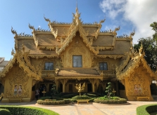 Nhà vệ sinh công cộng đẹp như cung điện dát vàng