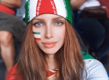 Nữ CĐV Iran trông như 'búp bê sống' trên khán đài World Cup