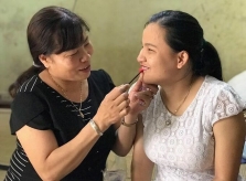 Người mẹ nuôi 2 con khiếm thị giành học bổng du học