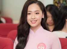 Nữ sinh tặng hoa Tổng thống Trump dự thi Hoa hậu VN