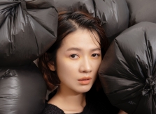 Oanh Kiều thể hiện nỗi ám ảnh với túi nhựa