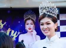 Oanh Yến mở tiệc mừng ngôi Nữ hoàng Sắc đẹp Thế giới