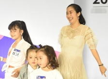 Ốc Thanh Vân hướng dẫn catwalk cho mẫu nhí