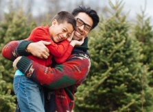 5 tác dụng của việc ôm con mỗi ngày