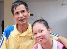 Ông bố đơn thân 23 năm chăm con gái bại não