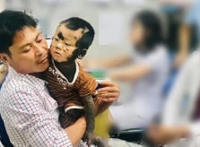 Ông bố ghi sổ tạ ơn người xa lạ