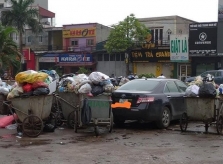 Ôtô bị xe rác bao vây tứ phía