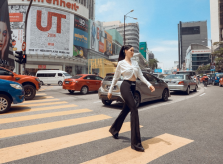 Paris Vũ khoe dáng trên đường phố Malaysia