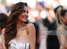 Khoảnh khắc gây tranh cãi tại Cannes 2018: Mỹ nhân Mexico tụt váy lộ ngực, bất chấp lệnh cấm vẫn 