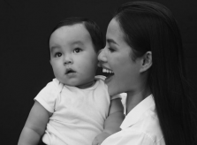 Phạm Hương khoe rõ mặt con trai