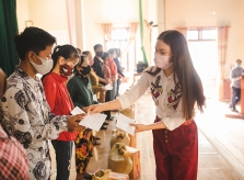 Phạm Phương Thảo tặng quà cho miền Trung