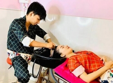Ảnh sao 28/3: Phan Hiển gội đầu cho Khánh Thi
