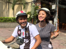 Phan Thanh Bình chở Jennifer Phạm dạo phố Sài Gòn