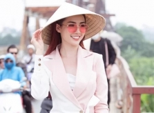 Phan Thị Mơ đội nón lá đi thiện nguyện