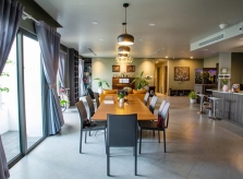 Chủ nhà gộp ba căn hộ để có phòng khách hơn 100 m2
