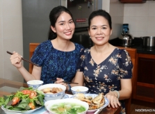 Phương Anh tặng mẹ vòng ngọc trai 100 triệu đồng