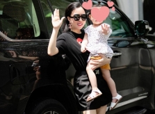 Phượng Chanel đưa con gái út đi dạo