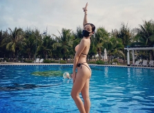 Ảnh sao 8/3: Phương Linh đeo khẩu trang đi bơi