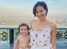 Ảnh sao 31/5: Con trai Phương Mai thích chụp hình