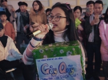 Phương Mỹ Chi hát ở lề đường Đà Lạt để gây quỹ từ thiện