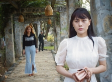 Phương Oanh bực bội vì bị đồn để bạn diễn nam bóp ngực