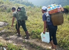 Những người gùi đồ cho khách leo núi ở Tây Bắc