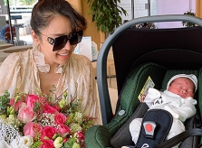 Quế Vân tự lái xe đi đẻ
