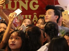 Fan Đà Nẵng chen lấn chụp ảnh với Quốc Trường