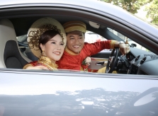 Quý Bình lái xe rước vợ doanh nhân 'về dinh'