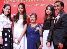 Quyền Linh đưa gia đình đi event