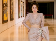 Quỳnh Nga khoe cơ bụng