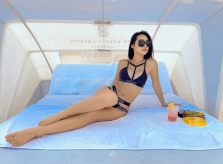 Quỳnh Thy khoe 'vòng eo 56' trên bãi biển Miami