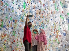 Triển lãm rác thải nhựa gây chú ý ở Indonesia