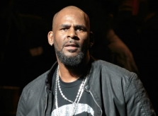 R. Kelly bị loạt sao tẩy chay vì scandal tấn công tình dục phụ nữ