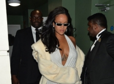Váy xẻ ngực táo bạo của Rihanna vào nhóm đẹp nhất tuần