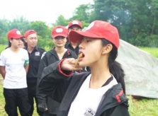 Rima Thanh Vy vác cây dựng lều, ăn côn trùng để sinh tồn trong rừng