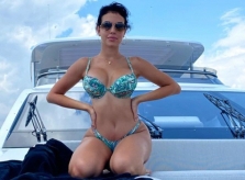 Bạn gái Ronaldo mặc bikini tôn ba vòng nảy nở