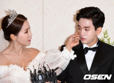 'Hoa hậu World Cup Hàn' lau nước mắt cho chồng trẻ trong ngày cưới