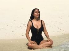 Salma Hayek khoe đường cong bốc lửa ở tuổi 52