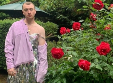 Sao nam mặc váy, đi giày cao gót và catwalk như người mẫu